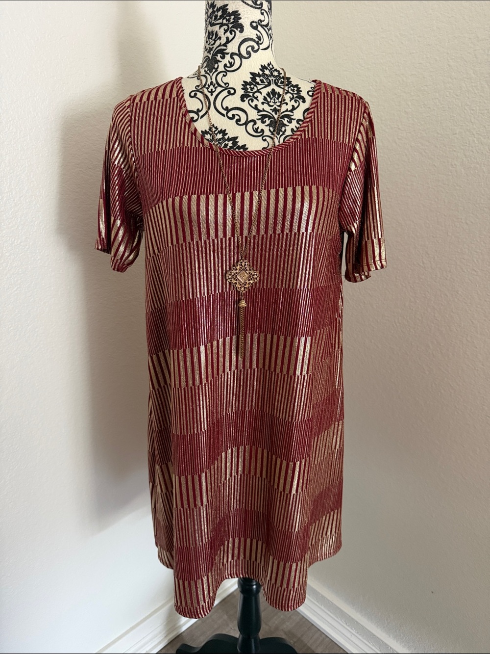 NWT Espresso Women’s Metallic Red Short Sleeve Shift Top Size L